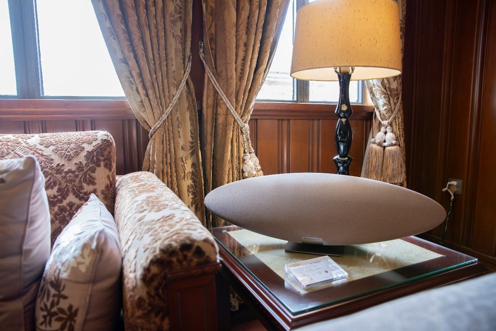 房间里的沙发和桌子
低可信度描述已自动生成