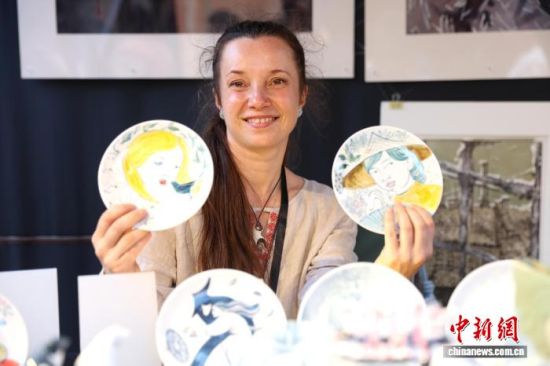 2025陶溪川春秋大集(秋集)10月17日至19日在此举行,40余个国家和地区的近千位陶瓷手艺人齐聚景德镇“赶集”。 中新社记者 刘占昆 摄 2025陶溪川春秋大集(秋集)10月17日至19日在此举行,40余个国家和地区的近千位陶瓷手艺人齐聚景德镇“赶集”。 中新社记者 刘占昆 摄