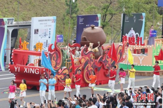 10月18日,中国陶瓷产区城市江苏宜兴进行花车巡游。当日,江西景德镇举行“1819陶瓷嘉年华”花车巡游活动,邀请国际城市、中国产瓷区、世界文化遗产城市及艺术家们参与,汇聚不同地域、不同风格的陶瓷艺术表达,向世界展现陶瓷艺术的魅力。 中新社记者 刘占昆 摄 10月18日,中国陶瓷产区城市江苏宜兴进行花车巡游。当日,江西景德镇举行“1819陶瓷嘉年华”花车巡游活动,邀请国际城市、中国产瓷区、世界文化遗产城市及艺术家们参与,汇聚不同地域、不同风格的陶瓷艺术表达,向世界展现陶瓷艺术的魅力。 中新社记者 刘占昆 摄