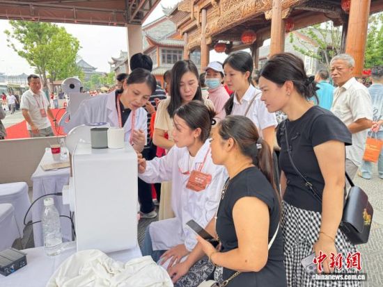 正在体验中医AI诊疗的市民。 肖龑 摄 正在体验中医AI诊疗的市民。 肖龑 摄