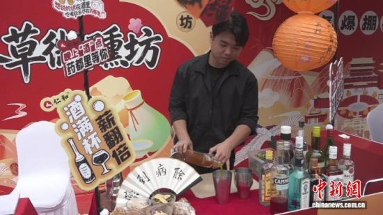 正在体验中医AI诊疗的市民。 肖龑 摄 正在体验中医AI诊疗的市民。 肖龑 摄